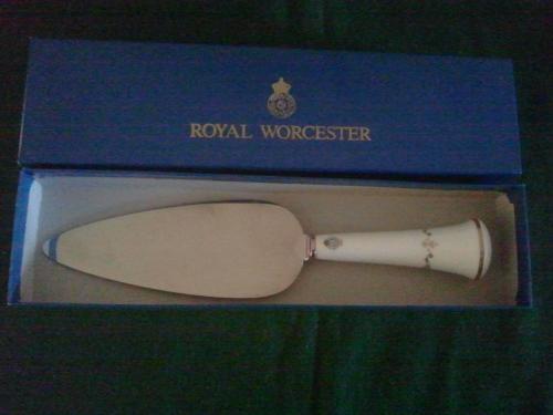 Royal Worcester stainess cake slice.jpg