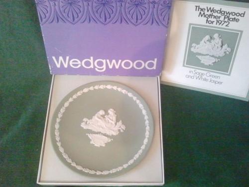 Wedgewood boxed Jasper sage green 1972 Mother Day Plate2.jpeg