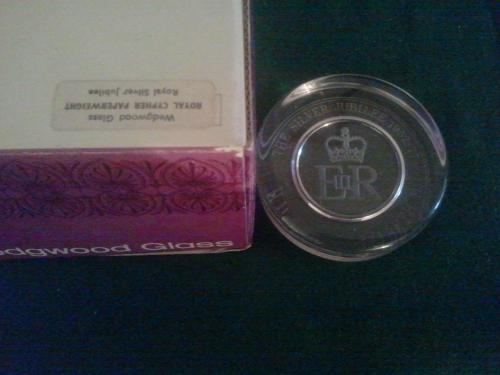 Wedgwood Jubilee ERII paper weight.jpeg