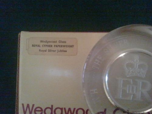 Wedgwood Jubilee ERII paper weight2.jpeg